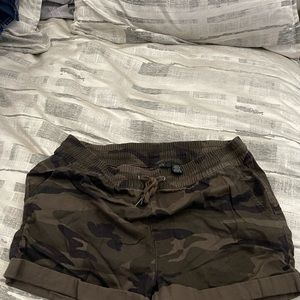 Camo shorts size xl